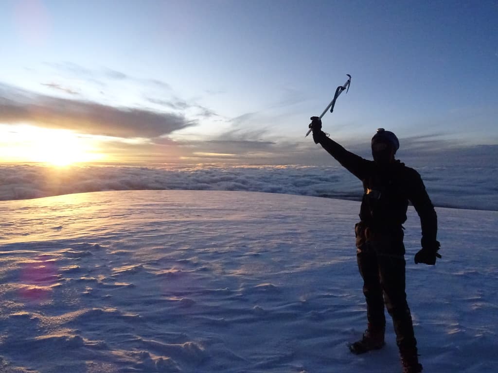 Sonnenaufgang auf einem vergletscherten Andengipfel in Ecuador